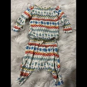 Pre-loved old navy 2 piece outfit. Size 3-6 months. Excellent condition!